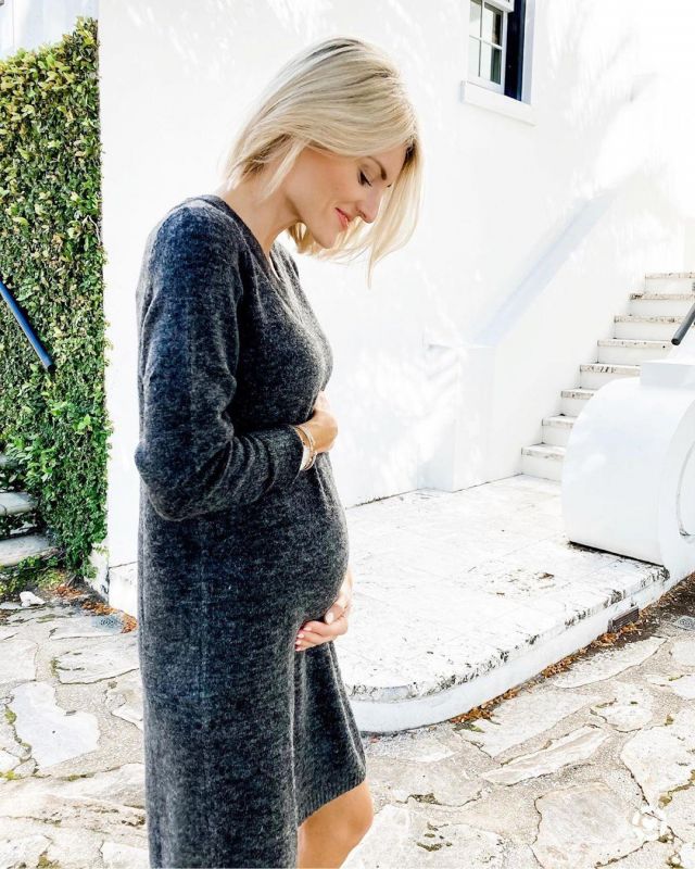 Sweater Mi­ni Dress With V-Neck of Brittany on the Instagram account @loverlygrey