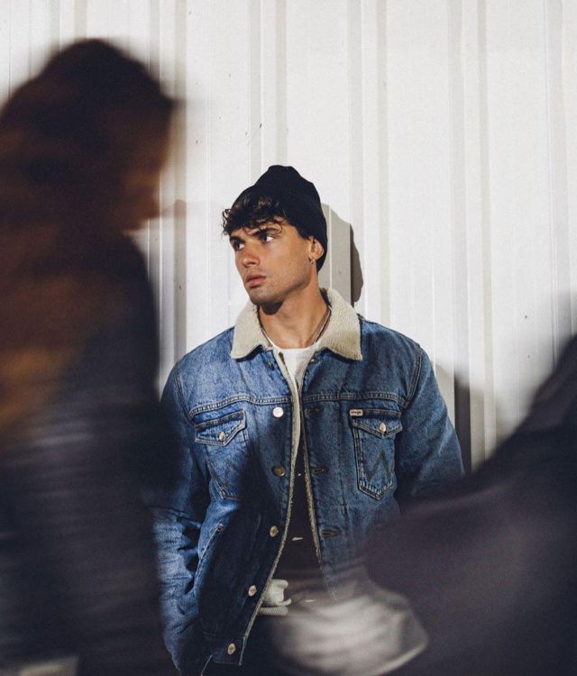 Jean jacket shoved in scope by Daniel Illescas on the account Instagram of @danielillescas