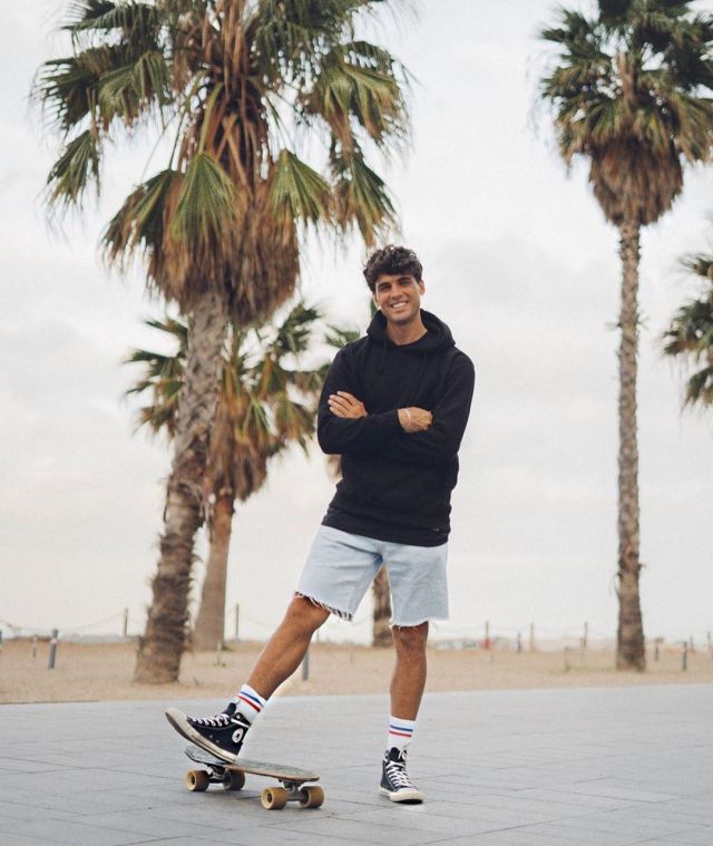 The hoodie black worn by Daniel Illescas on the account Instagram of @danielillescas