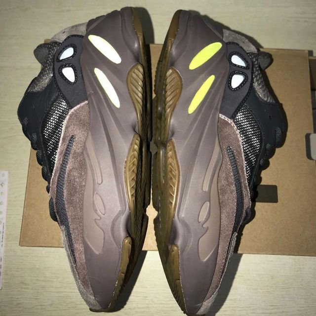 Adidas Yeezy 700 Mauve sur le compte Instagram de @yeezymaker350ss
