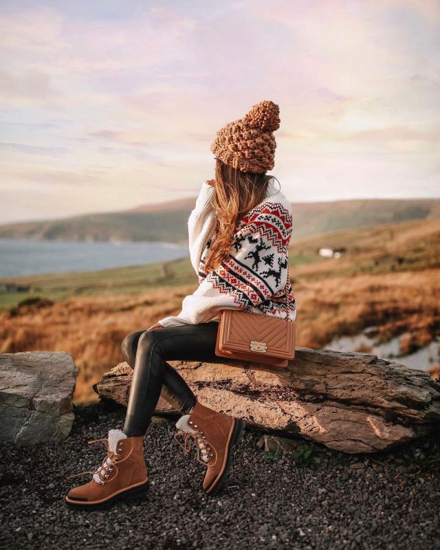 Knit Mock-turtle­neck Sweater of Caitlin Covington on the Instagram account @cmcoving