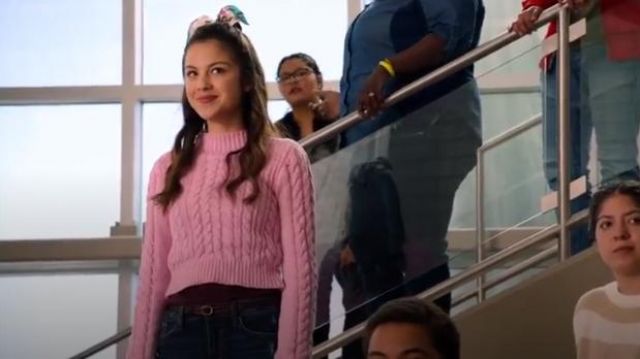 Suéter de punto de cable recortado rosa usado por Nini (Olivia Rodrigo) en High School Musical: The Musical: The Series Temporada 1 Episodio 6