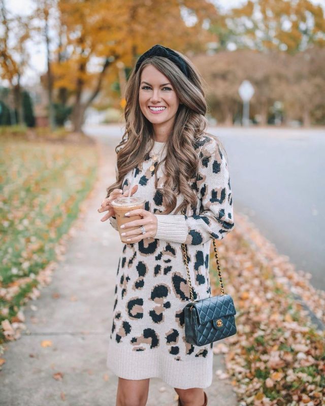 Leop­ard Print Sweater Dress of Caitlin Covington on the Instagram account @cmcoving
