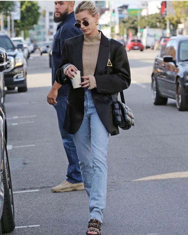 Off White Peaked Lapels Lo­go Print Blaz­er worn by Hailey Baldwin Los ...