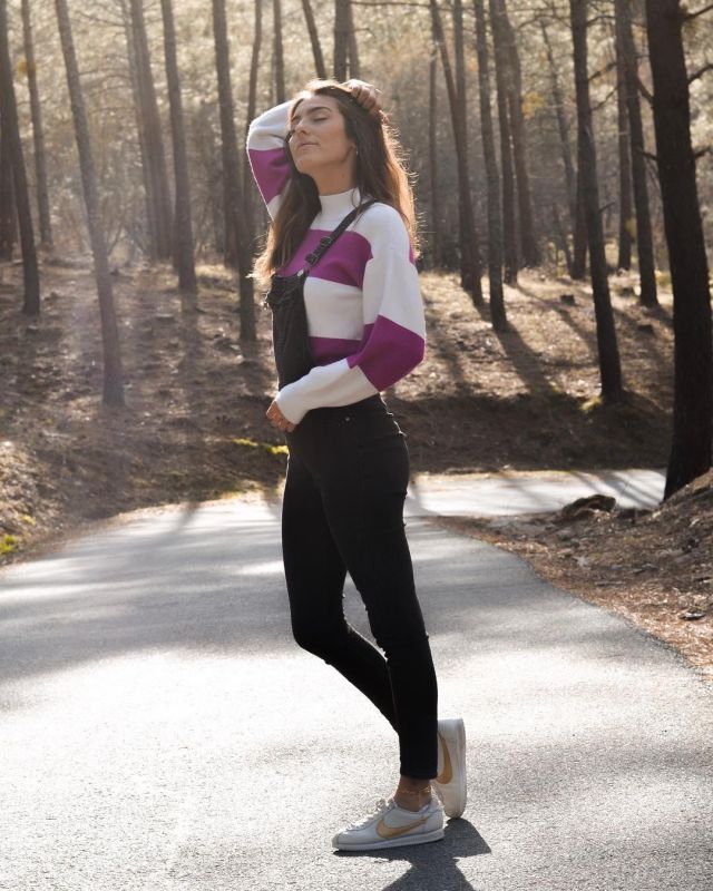 Black Den­im Over­alls Jump­suits of Anna Ferrer Padilla on the Instagram account @annafpadilla