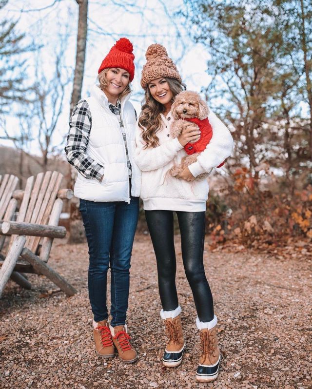 Faux Leather Leg­gings of Caitlin Covington on the Instagram account @cmcoving