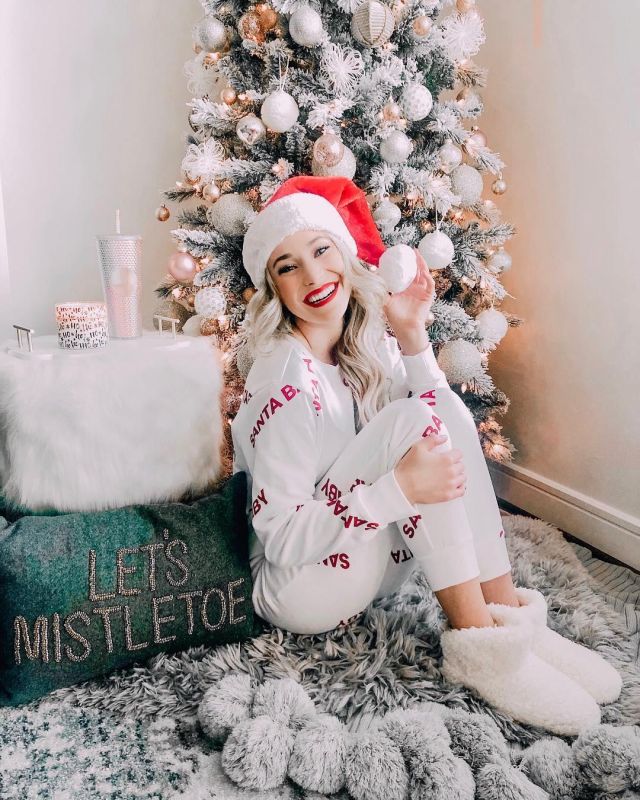 Aliexpress Christ­mas San­ta Claus Hat of Peyton Mabry on the Instagram account @peyton_mabry