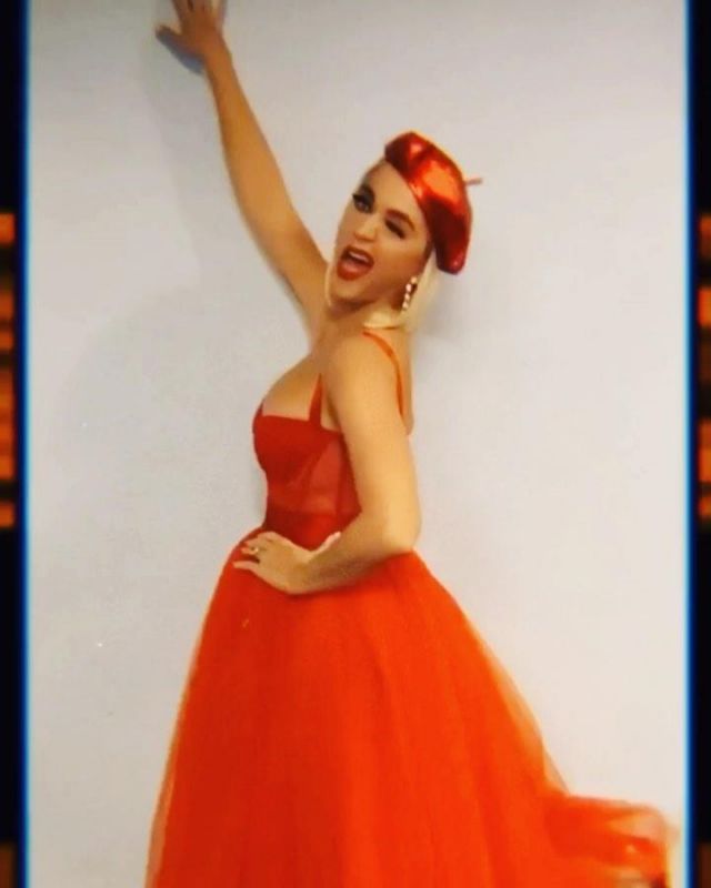 Robe rouge de Katy Perry sur le compte Instagram de @katyperry