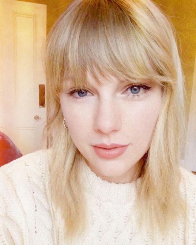 Pull blanc de Taylor Swift sur le compte Instagram de @taylorswift