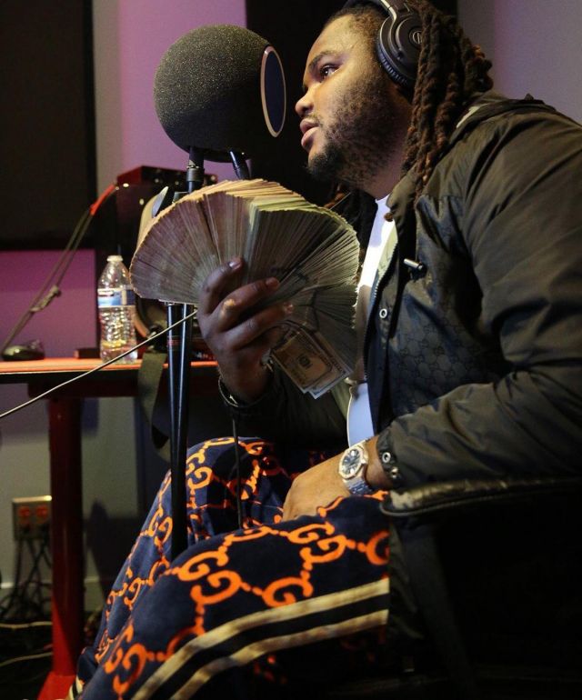 Pantalones de abrigo Gucci (naranja/azul) de Tee Grizzley en la cuenta de Instagram de @tee_grizzley