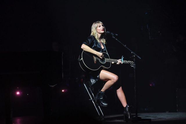 Black boots of Taylor Swift on the account Instagram of @taylorswift