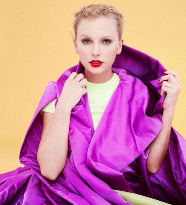 Cape violette de Taylor Swift sur le compte Instagram de @taylorswift