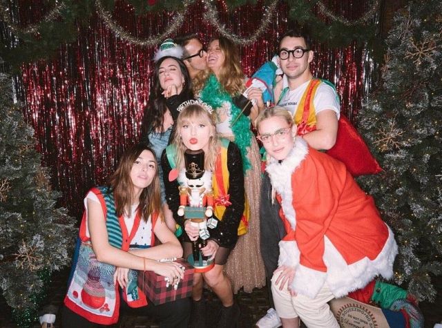 Cape rouge sur le compte Instagram de @taylorswift