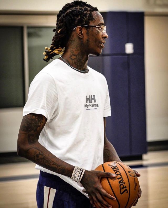 Le t-shirt helly hansen blanc et noir porté par Young Thug sur le compte Instagram de @youngthug