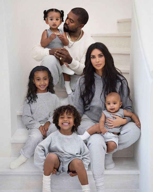 La sudadera gris con capucha de Kim Kardashian en la cuenta de Instagram de @kimkardashian
