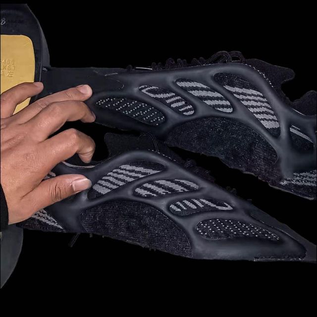 Sepatu Sneakers Wanita Adidas Yeezy Boost 350 V3.