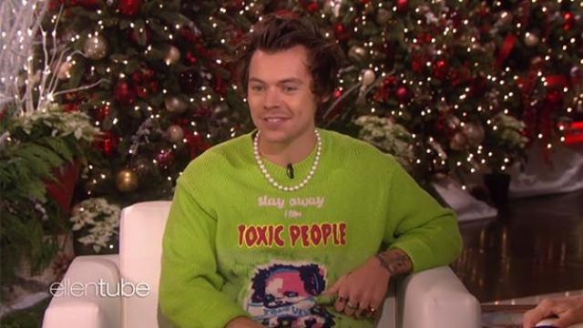 The sweater "stay away from toxic people" from Harry Styles on The Ellen DeGeneres Show