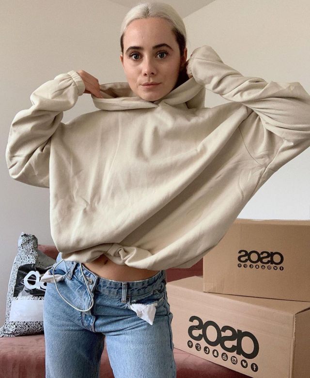 Hoodie ovesize clear worn by jana aasland on the account Instagram of @asos_jana