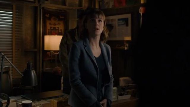 Blazer corto azul frontal de bolsillo usado por Kristen Bouchard (Katja Herbers) en Evil Temporada 1 Episodio 10