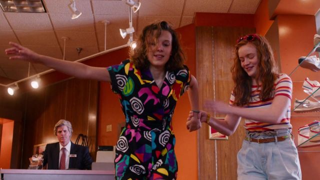 La robe chemise imprimée portée par Eleven (Millie Bobby Brown) dans Stranger Things (S03E02)