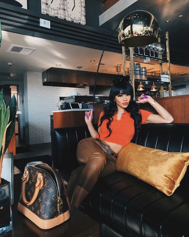 The hand bag Louis Vuitton of Saweetie on the account Instagram of @saweetie