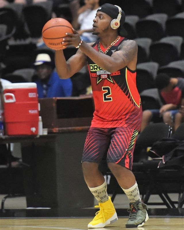 The sneaker nike air yellow and white worn by Trinidad James on the account Instagram of @trinidadjamesgg