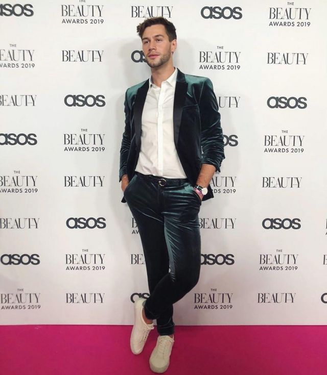 Pantalon suit velvet veret porté par lex sur le compte Instagram de @asos_lex