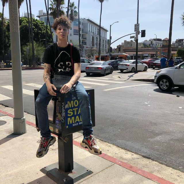 The black t-shirt such As Boys PLAY Sirap on the account Instagram of @sirapxv