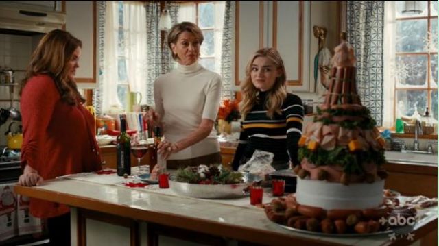 White Turtle­neck Sweater worn by Kathryn (Wendie Malick) in American Housewife Season 4 Episode 10