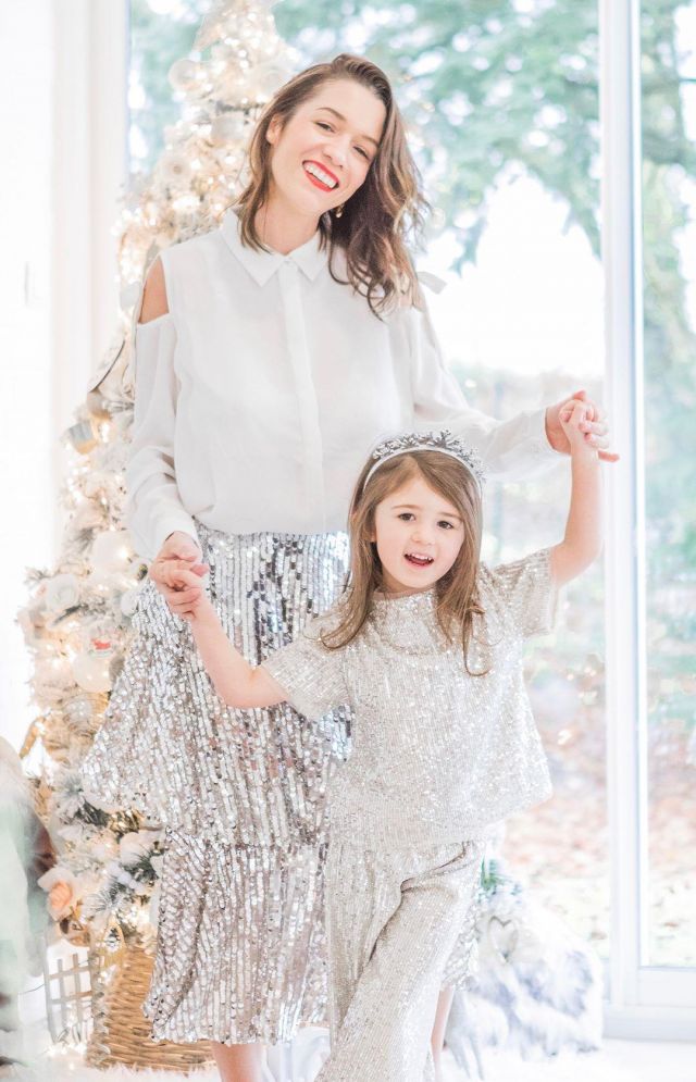 Chemise large blanche de Babychoufamily sur le compte Instagram de @babychoufamily.fr