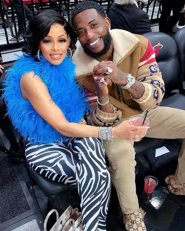 Le legging Versace imprimé zebra sur le compte Instagram de @laflare1017