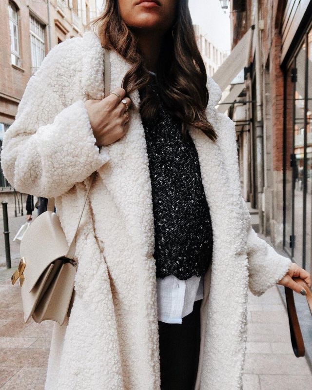 The coat moumoute white worn by Margaux on the account Instagram of ...