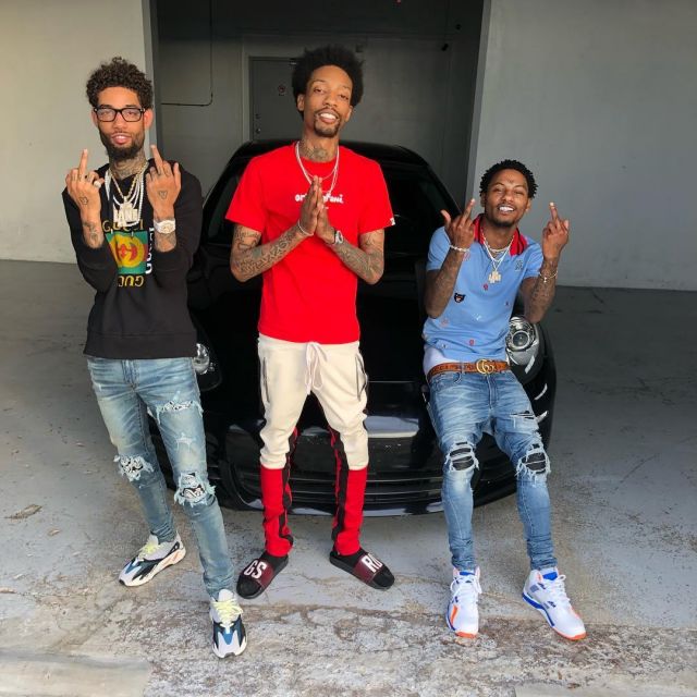 Les sneakers blanches, bleues et noires portées par PnB Rock sur le compte Instagram de @sonnydigital