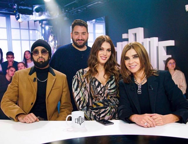 Le tee-shirt noir de Carine Roitfeld dans l'émission Clique