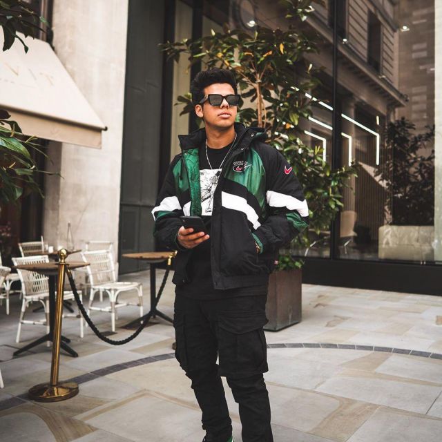 Veste Nike x supreme porté par aripetrou   sur le compte Instagram de @aripetrou 