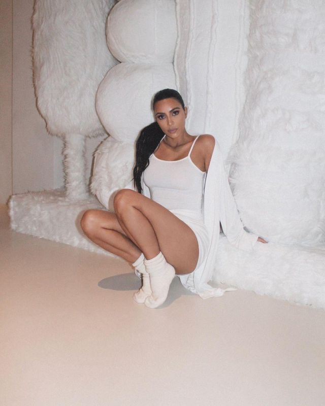 El bodysuit blanco que luce Kim Kardashian en la cuenta de Instagram de @kimkardashian