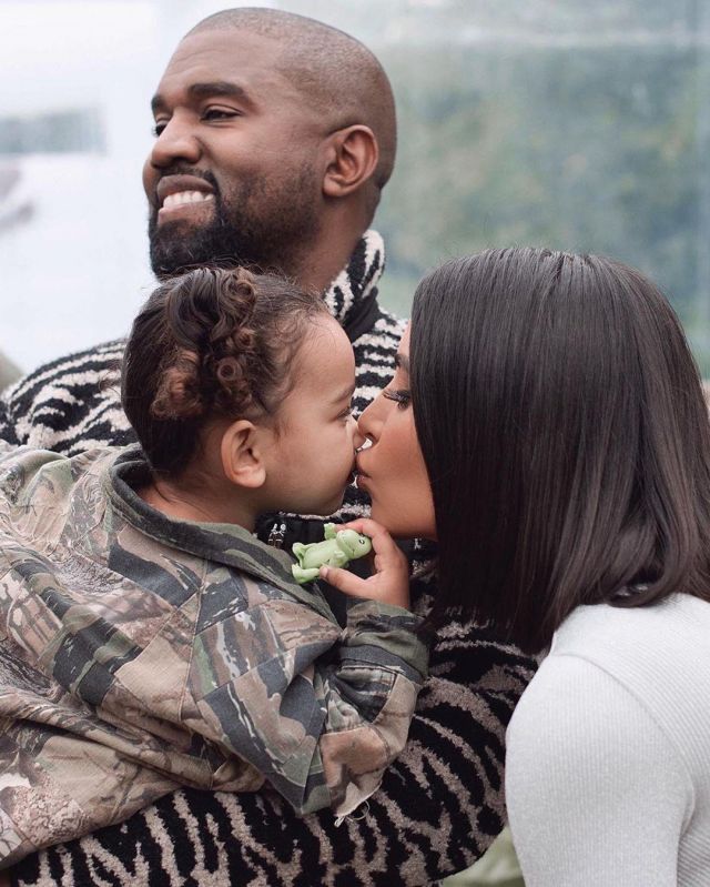 La sudadera cebra que lleva Kanye West en la cuenta de Instagram de @kimkardashian