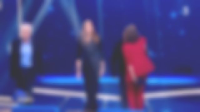 La Combinaison Smoking de Iris Mittenaere dans La boîte à secret