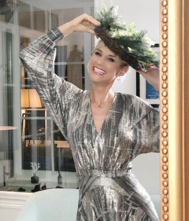 Robe cache coeur à sequins argenté de Élodie Gossuin sur le compte Instagram de @elodiegossuin