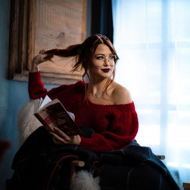 The red sweater worn by EnjoyPhoenix on the account Instagram of @enjoyphoenix