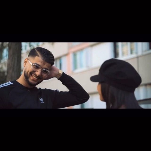 El jersey negro de Adidas usado por Mister Officiel en la cuenta de