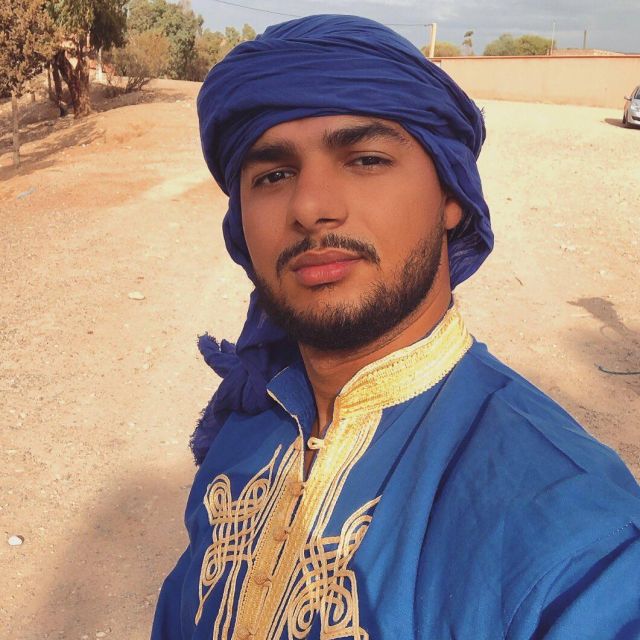 La chèche de algodón azul que lleva Mister Officiel en la cuenta de