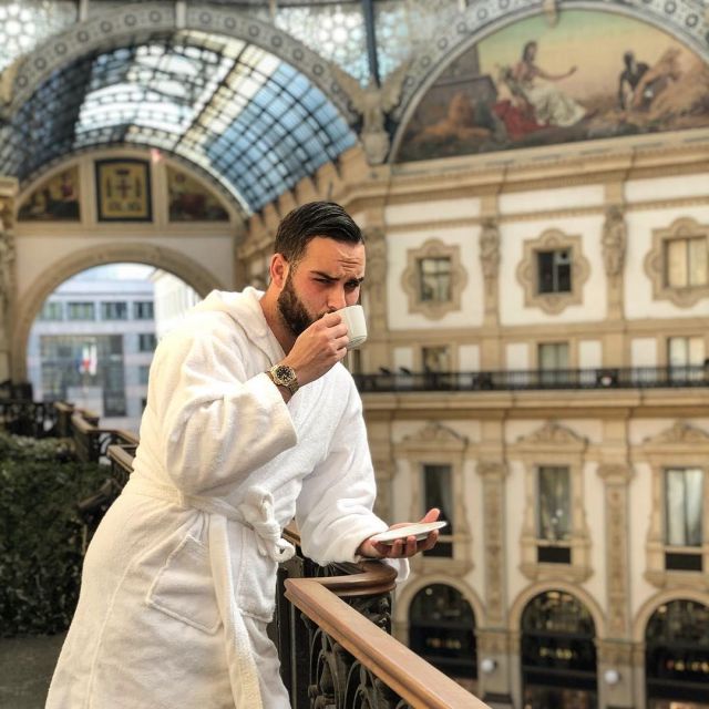 bathrobe worn by bathrobe man on the account Instagram of @nikolalozina 