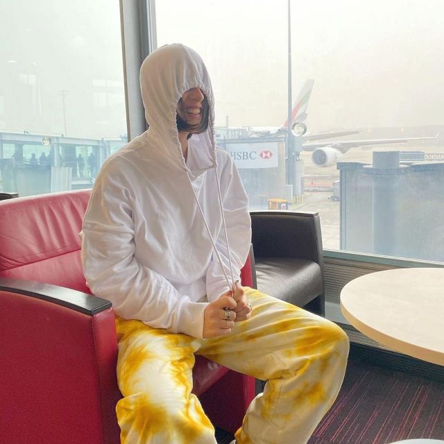 Hoodie oversize blanc porté par barbara sur le compte Instagram de @asos_barbara