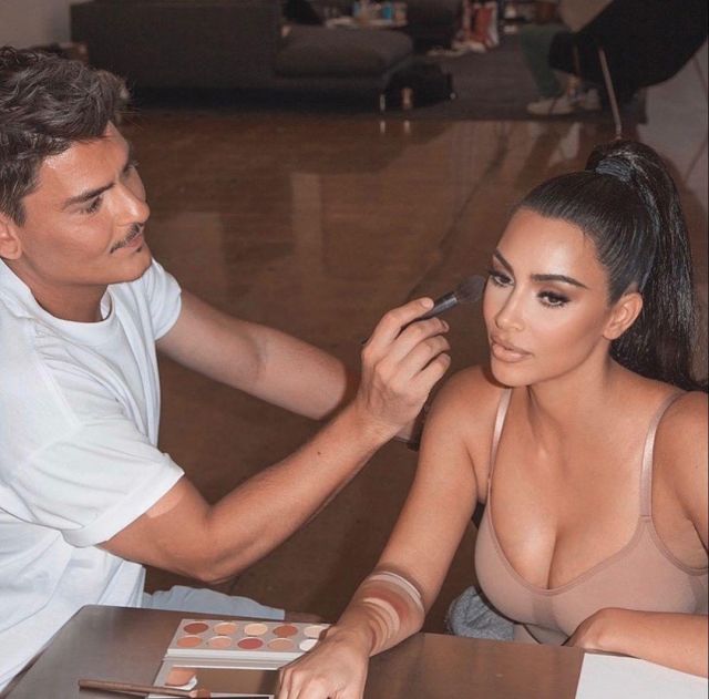 The body gains flesh colour worn by Kim Kardashian on the account Instagram of @kimkardashian