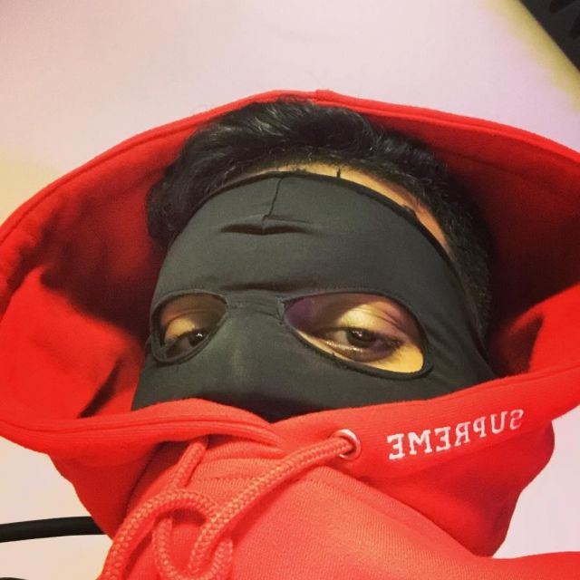 Le Supreme Champion Hooded Sweatshirt (SS18) Red porté par Maskey sur le compte Instagram de @maskeylevrai