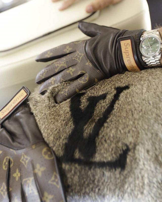 Gants Supreme x Louis Vuitton (marron) de DJ Khaled sur le compte Instagram de @djkhaled