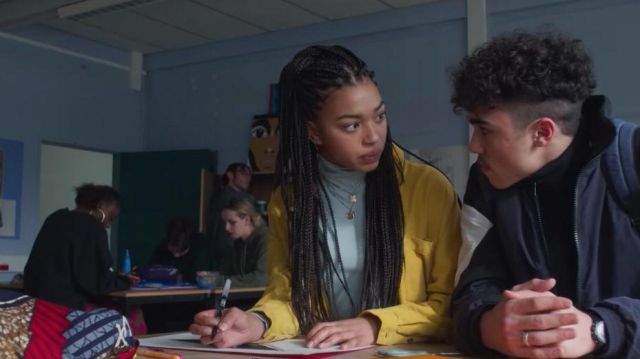 Suéter azul de cuello tortuga de Luisa (Manon Bresch) en Mortel