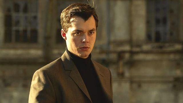 The black sweater turtleneck of Alfred Pennyworth (Jack Bannon) in Pennyworth