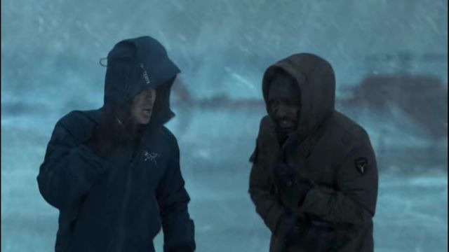 Doudounne bleu de Dr. Luther Swann (Ian Somerhalder) dans V Wars (S01E01)